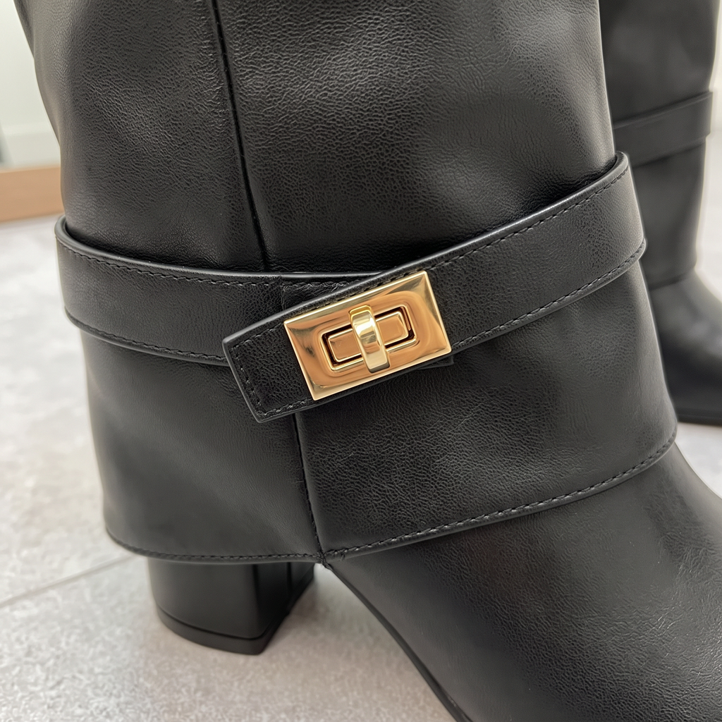 Lovy Boots classic - close-up of the gold turn-lock strap in black leather