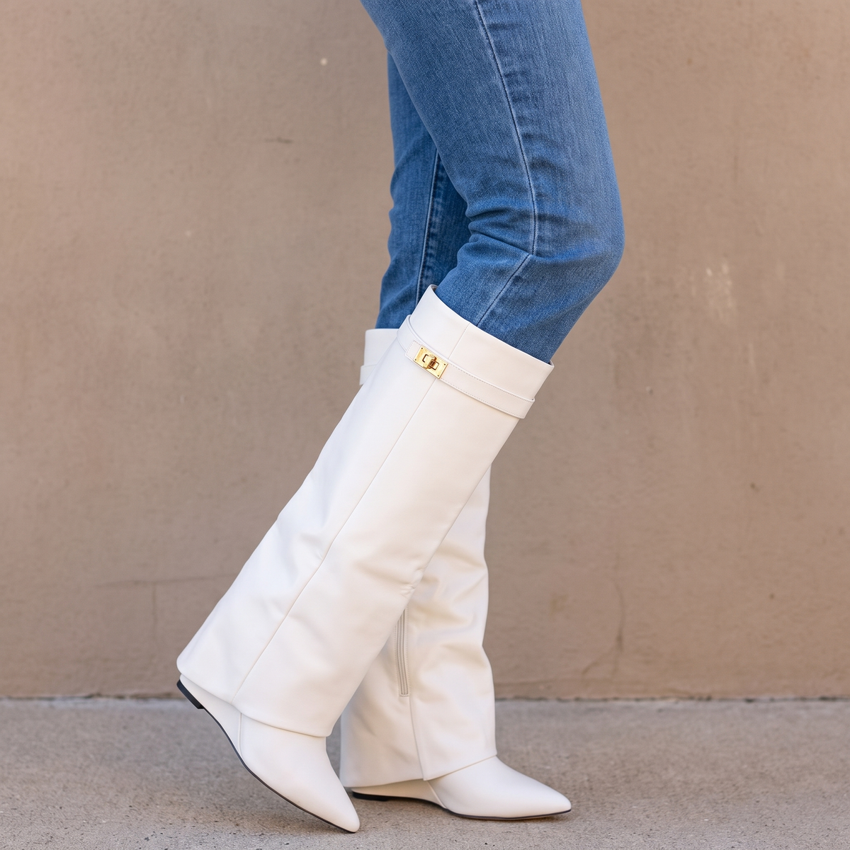 Lovy Boots classic in white leather, worn with blue jeans