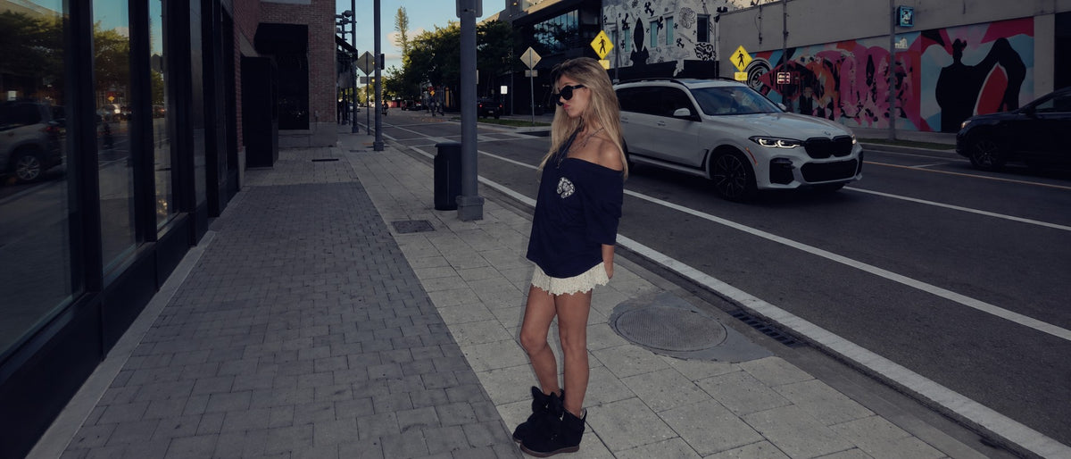 Lovy outfit met wedge sneakers op straat